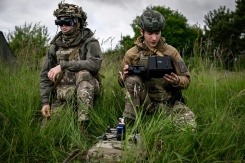 Des militaires se préparent à piloter un drone FPV lors du premier "challenge international" de drones militaires à Semoutiers-Montsaon, le 20 mai 2026 en Haute-Marne - © AFP - ARNAUD FINISTRE Des militaires se préparent à piloter un drone FPV lors du premier "challenge international" de drones militaires à Semoutiers-Montsaon, le 20 mai 2026 en Haute-Marne - © AFP - ARNAUD FINISTRE