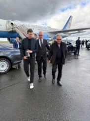 Une image diffusée sur les réseaux sociaux par le conseiller présidentiel russe Kirill Dmitriev montre ce dernier (au centre) accueillant les émissaires américains Jared Kushner (à gauche) et Steve Witkoff à l'aéroport de Vnoukovo à Moscou, le 5 septembre 2026 - © X / @kadmitriev/AFP - Handout