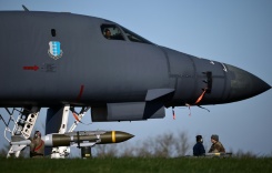 Un bombardier B-1 américain sur le tarmac de la base de Fairford dans le sud-ouest de l'Angleterre, le 14 mars 2026 - © AFP - Henry NICHOLLS