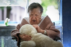 Une patiente de l'hôpital Broca à Paris tient dans ses bras Paro, une peluche phoque animée par IA, le 16 septembre 2026 - © AFP - Lou BENOIST Une patiente de l'hôpital Broca à Paris tient dans ses bras Paro, une peluche phoque animée par IA, le 16 septembre 2026 - © AFP - Lou BENOIST