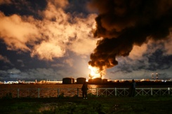 Un terminal pétrolier en flammes à Saint-Pétersbourg après des attaque de drones ukrainiens, le 18 octobre 2026 en Russie - © AFP - STRINGER Un terminal pétrolier en flammes à Saint-Pétersbourg après des attaque de drones ukrainiens, le 18 octobre 2026 en Russie - © AFP - STRINGER