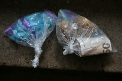 Des sachets en plastique contenant du cannabis, de la cocaïne et des billets saisis lors d'une opération de police à Nantes le 17 décembre 2025 - © AFP/Archives - Damien MEYER