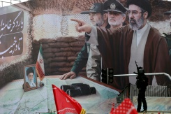 Un portrait géant du nouveau guide suprême iranien Mojtaba Khamenei à Téhéran, le 13 mars 2026 - © AFP - -