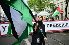 Une femme portant un drapeau palestinien lors d'une manifestation à Vienne, en Autriche, le 16 mai 2026. - © AFP - Joe Klamar Une femme portant un drapeau palestinien lors d'une manifestation à Vienne, en Autriche, le 16 mai 2026. - © AFP - Joe Klamar