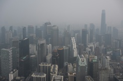 La ville de Kuala Lumpur enveloppée dans une brume provoquée par les incendies en Indonésie, le 13 octobre 2026 en Malaisie

 - © AFP - Mohd Rasfan