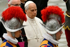 Le pape Léon XIV assiste à la cérémonie de prestation de serment de 28 nouvelles recrues de la Garde suisse dans la salle d'audience Paul VI au Vatican, le 6 mai 2026 - © AFP - Alberto PIZZOLI