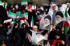 Des portraits du défunt ayatollah Ali Khamenei, lors d'un rassemblement pour la prière du vendredi dans l'enceinte de la mosquée de Mosalla à Téhéran, le 6 mars 2026 en Iran - © AFP - -