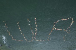 Vue aérienne de partisans du président sortant et candidat à la présidentielle, Luiz Inácio Lula da Silva, formant le mot "Lula" dans l'eau sur la plage Vermelha, à Rio de Janeiro, au Brésil - © AFP - Pablo PORCIUNCULA Vue aérienne de partisans du président sortant et candidat à la présidentielle, Luiz Inácio Lula da Silva, formant le mot "Lula" dans l'eau sur la plage Vermelha, à Rio de Janeiro, au Brésil - © AFP - Pablo PORCIUNCULA