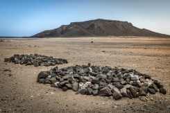 Des fosses communes où reposent des migrants non-identifiés, le 12 avril 2026, sur la plage de Gehere à Djibouti - © AFP - Luis TATO