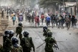 Des manifestants se mettent l'abri lors d - © AFP