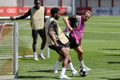 Harry Kane (à droite) et ses coéquipiers du Bayern préparent leur match contre le PSG, lors d'une séance d'entraînement à Munich, le 27 avril 2026  - © AFP - Alexandra BEIER