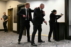 Des agents sont armes au poing après que des détonations ont été entendues au dîner des correspondants de la Maison Blanche, à l'hôtel Washington Hilton, le 25 avril 2026 à Washington - © AFP - Mandel NGAN