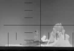 Image tirée d'une vidéo diffusée par le département américain de la Défense le 4 mars 2026 montrant, selon ce dernier, des images filmées par périscope d'un sous-marin de l'US Navy tirant sur un navire de guerre iranien et le coulant dans l'océan Indien - © US Department of Defense/AFP - -