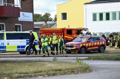  Des policiers et des équipes de secours sur les lieux où un agresseur armé d'une épée a blessé plusieurs personnes dans un lycée à Fagersta, dans le centre de la Suède, le 21 août 2026 - © TT NEWS AGENCY/AFP - Fredrik SANDBERG