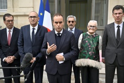 Le Premier ministre Sebastien Lecornu et plusieurs de ses ministres à Paris le 19 octobre 2026 - © POOL/AFP - JULIEN DE ROSA