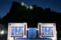 Donald Trump au pied du mont Rushmore, dans le Dakota du Sud, le 3 juillet 2026 - © AFP - Mandel NGAN Donald Trump au pied du mont Rushmore, dans le Dakota du Sud, le 3 juillet 2026 - © AFP - Mandel NGAN