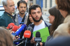 Le secrétaire général  de l'Union syndicale lycéenne Ryad Rani s'adresse à la presse après une rencontre avec le ministre de l'Education nationale, le 2 octobre 2026 à Paris - © AFP - Ludovic MARIN