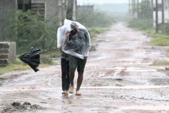 Des habitants se protègent avec un sac plastique d'une forte pluie à l'approche du cyclone Arnab, le 27 octobre 2026 à Kakinada, dans l'Etat de l'Andhra Pradesh, en Inde - © AFP - Noah SEELAM Des habitants se protègent avec un sac plastique d'une forte pluie à l'approche du cyclone Arnab, le 27 octobre 2026 à Kakinada, dans l'Etat de l'Andhra Pradesh, en Inde - © AFP - Noah SEELAM