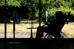 Une personne âgée assise devant un ventilateur en plein épisode de canicule à Pont-Audemer, dans l'Eure, le 12 juillet 2026 - © AFP/Archives - JOEL SAGET Une personne âgée assise devant un ventilateur en plein épisode de canicule à Pont-Audemer, dans l'Eure, le 12 juillet 2026 - © AFP/Archives - JOEL SAGET