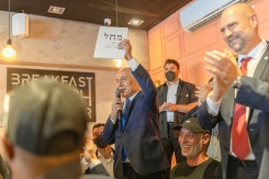 Le Premier ministre israélien Benjamin Netanyahu (d) s'adresse à ses sympathisants dans un café à Dimona, le 21 octobre 2026 en Israël - © AFP - Ilia YEFIMOVICH Le Premier ministre israélien Benjamin Netanyahu (d) s'adresse à ses sympathisants dans un café à Dimona, le 21 octobre 2026 en Israël - © AFP - Ilia YEFIMOVICH