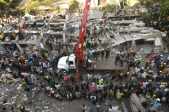 Secouristes et bénévoles à l'oeuvre près d'un immeuble en ruines après un puissant séisme, à Cali en Colombie, le 11 août 2026 - © AFP - JOAQUIN SARMIENTO Secouristes et bénévoles à l'oeuvre près d'un immeuble en ruines après un puissant séisme, à Cali en Colombie, le 11 août 2026 - © AFP - JOAQUIN SARMIENTO