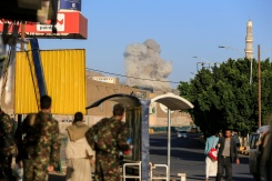 De la fumée s'élève après une attaque aérienne sur la capitale yéménite Sanaa, contrôlée par les Houthis pro-iraniens le 9 octobre 2026 - © AFP - - De la fumée s'élève après une attaque aérienne sur la capitale yéménite Sanaa, contrôlée par les Houthis pro-iraniens le 9 octobre 2026 - © AFP - -