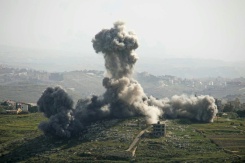 Une frappe aérienne israélienne sur le village de Deir El Zahrani, dans le sud du Liban, le 13 mai 2026 - © AFP - Kawnat HAJU