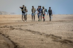 Des migrants éthiopiens marchent dans le désert, le 12 avril 2026, près d'Obock à Djibouti, en direction de l'Ethiopie, après avoir échoué à traverser jusqu'au Yémen - © AFP - Luis TATO