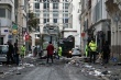 Des employés municipaux nettoient une rue jonché - © AFP