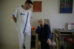 Une résidente d'un Ehpad, atteinte de la maladie d'Alzheimer, converse au téléphone avec une IA baptisée Livana, le 17 septembre 2026 à Septfonds, dans le Tarn-et-Garonne - © AFP - Ed JONES Une résidente d'un Ehpad, atteinte de la maladie d'Alzheimer, converse au téléphone avec une IA baptisée Livana, le 17 septembre 2026 à Septfonds, dans le Tarn-et-Garonne - © AFP - Ed JONES