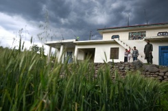 Mohammad Rashid (d) devant sa maison, surmontée d'un bunker récemment construit, dans le village de Kasaliyan, près de la frontière avec le Pakistan, le 6 avril 2026 en Inde - © AFP - Tauseef MUSTAFA