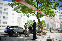 Des soldats montent la garde près du lieu où un jeune homme a été abattu dans un quartier populaire de Nantes, le 4 juin 2026 en Loire-Atlantique - © AFP - Loic VENANCE