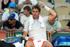 Le Norvégien Casper Ruud tente de se rafraîchir entre deux jeux lors de son match de simple messieurs contre Roman Safiullin, au deuxième jour du tournoi de Roland-Garros, le 25 mai 2026 - © AFP - Dimitar DILKOFF Le Norvégien Casper Ruud tente de se rafraîchir entre deux jeux lors de son match de simple messieurs contre Roman Safiullin, au deuxième jour du tournoi de Roland-Garros, le 25 mai 2026 - © AFP - Dimitar DILKOFF
