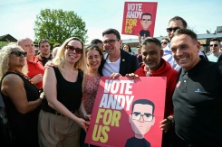 Le maire du Grand Manchester Andy Burnham (au centre) avec des partisans lors du lancement de sa campagne pour l’élection partielle à Ashton-in-Makerfield, le 22 mai 2026 - © AFP/Archives - Paul ELLIS Le maire du Grand Manchester Andy Burnham (au centre) avec des partisans lors du lancement de sa campagne pour l’élection partielle à Ashton-in-Makerfield, le 22 mai 2026 - © AFP/Archives - Paul ELLIS