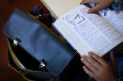 Entre 2012 et 2025, les résultats ont baissé partout, passant en sciences de 499 points à 483, de 505 à 456 en lecture et de 484 à 458 en maths - © AFP - Fred TANNEAU