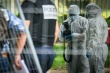 Des membres de la police scientifique recherchent  - © AFP