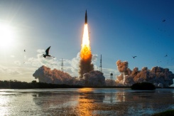 Décollage de la fusée de la mission Artémis 2 emmenant trois astronautes Américains et un Canadien autour de la Lune, au Kennedy Space Center à Cap Canaveral, en Floride, le 1er avril 2026 - © AFP - Jim WATSON