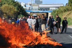 Des pêcheurs bloquent l'accès au dépôt pétrolier de Frontignan près de Sète dans l'Hérault, le 17 septembre 2026 - © AFP/Archives - Sylvain THOMAS Des pêcheurs bloquent l'accès au dépôt pétrolier de Frontignan près de Sète dans l'Hérault, le 17 septembre 2026 - © AFP/Archives - Sylvain THOMAS