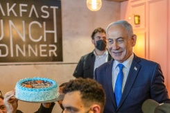 Le Premier ministre israélien Benjamin Netanyahu (d) échange avec des sympathisants venus lui offrir un gâteau pour son 77e anniversaire, lors d’une rencontre dans un café à Dimona, le 21 octobre 2026 en Israël - © AFP - Ilia YEFIMOVICH Le Premier ministre israélien Benjamin Netanyahu (d) échange avec des sympathisants venus lui offrir un gâteau pour son 77e anniversaire, lors d’une rencontre dans un café à Dimona, le 21 octobre 2026 en Israël - © AFP - Ilia YEFIMOVICH