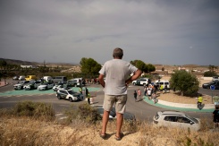 Un résident attend l'autorisation de rentrer chez lui à Bedar, dans le sud de l'Espagne, le 11 juillet 2026 - © AFP - JORGE GUERRERO Un résident attend l'autorisation de rentrer chez lui à Bedar, dans le sud de l'Espagne, le 11 juillet 2026 - © AFP - JORGE GUERRERO