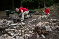 Des archéologues travaillent sur le site de fouilles du sanctuaire dédié à la déesse Sequana, à la source de la Seine à Source-Seine, en Côte-d'Or le 8 juin 2026 - © AFP - ARNAUD FINISTRE