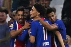 Le capitaine du PSG Marquinhos (à gauche) fêté par ses coéquipiers après son but contre Marseille, le 20 septembre 2026 au Vélodrome - © AFP - Thibaud MORITZ