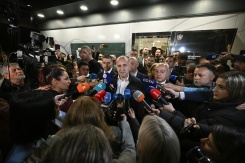 L'ancien président bulgare, Roumen Radev, répond à des journalistes, le 19 avril 2026 à Sofia - © AFP - Dimitar KYOSEMARLIEV