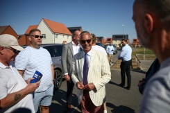 Nigel Farage, (c) chef du parti britannique Reform UK, parle avec des électeurs à la sortie d'un bureau de vote installé dans une école primaire de Walton-on-the-Naze, dans l'Essex, lors de l'élection partielle de Clacton, le 13 août 2026 - © AFP - Henry NICHOLLS Nigel Farage, (c) chef du parti britannique Reform UK, parle avec des électeurs à la sortie d'un bureau de vote installé dans une école primaire de Walton-on-the-Naze, dans l'Essex, lors de l'élection partielle de Clacton, le 13 août 2026 - © AFP - Henry NICHOLLS