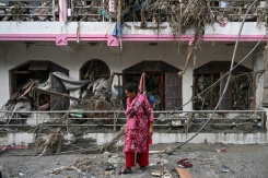 Une femme près des décombres de sa maison à Devighat, Népal, le 28 août 2026  - © AFP - Arun SANKAR