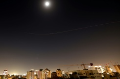 Une traînée de roquettes au-dessus de la ville côtière de Netanya, lors d'un nouveau barrage de missiles iraniens, le 30 mars 2026 en Israël - © AFP - JACK GUEZ
