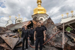 Photo diffusée par le service de presse de la présidence ukrainienne, le 15 juin 2026, montrant le président ukrainien Volodymyr Zelensky (d) et la Première ministre ukrainienne Ioulia Svyrydenko (g) visitant la cathédrale de la Dormition, dans le complexe orthodoxe de la Laure des Grottes de Kiev, touchée par une frappe de missiles et de drones russes à Kiev  - © Service de presse de la rpésidence ukrainienne/AFP - Handout