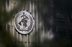 Logo de l'OMS, au siège de l'organisation, le 13 mars 2025 à Genève - © AFP/Archives - Fabrice COFFRINI