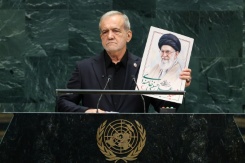 Le président iranien Massoud Pezeshkian tient une photo d'Ali Khamenei, ancien guide suprême de l'Iran, lors de la 81e session de l'Assemblée générale des Nations unies à New York, le 23 septembre 2026 - © AFP - TIMOTHY A. CLARY