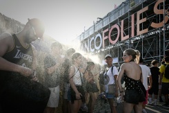 Des festivaliers se rafraîchissent à l'aide de brumisateurs aux Francofolies de La Rochelle, le 11 juillet 2026 - © AFP - Philippe LOPEZ